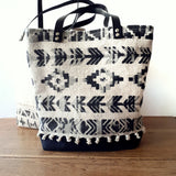 Tote Azteca base negro